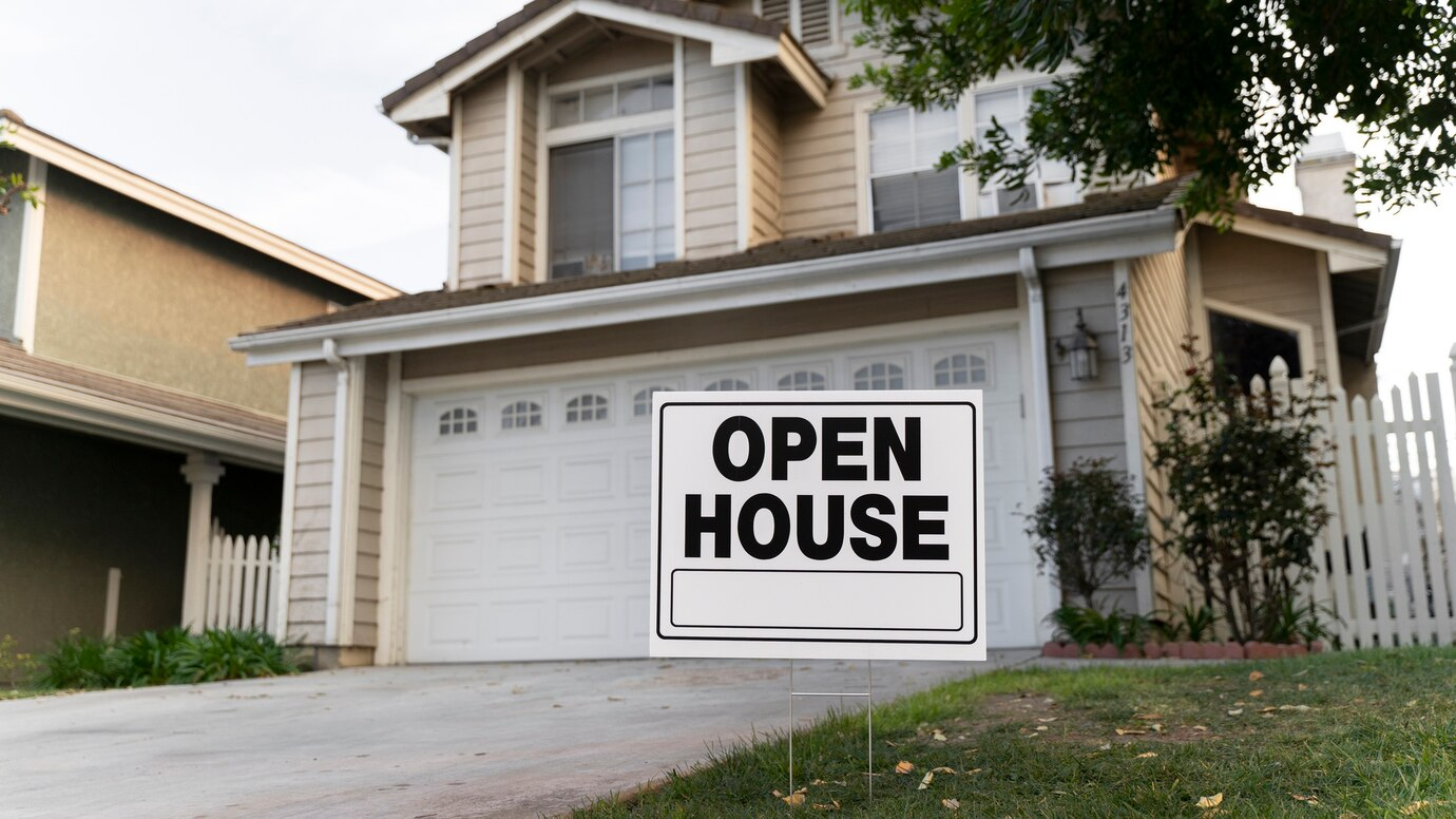 Open house yard sign in front of a home