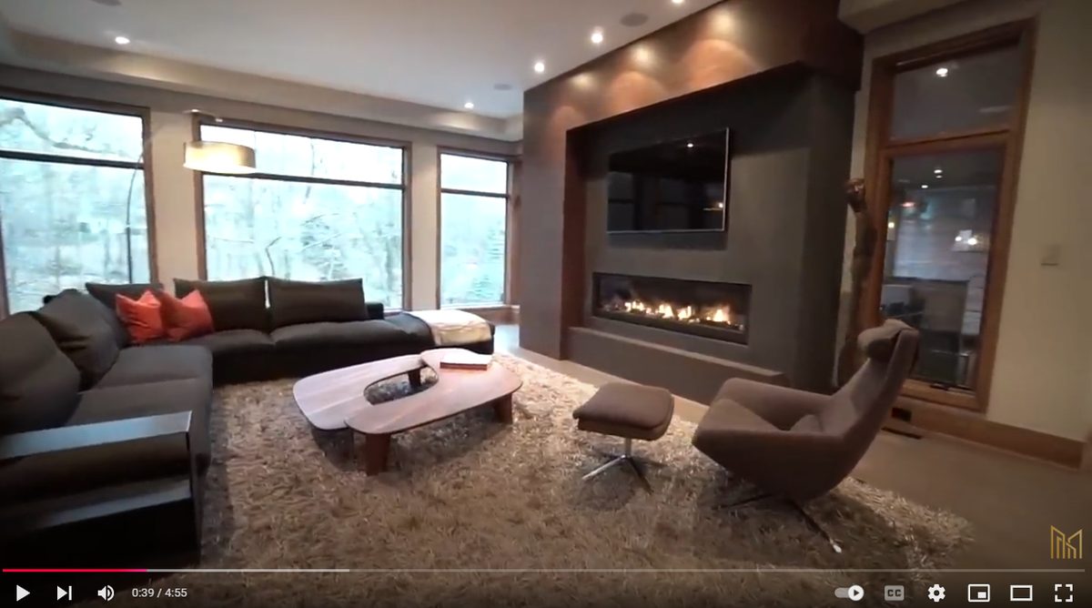 Virtual tour of a tastefully staged living space